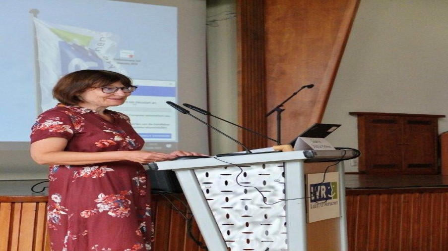 Frau Stephan-Gellrich, FBL 84 steht auf der Gender Fachtagung am Rednerpult