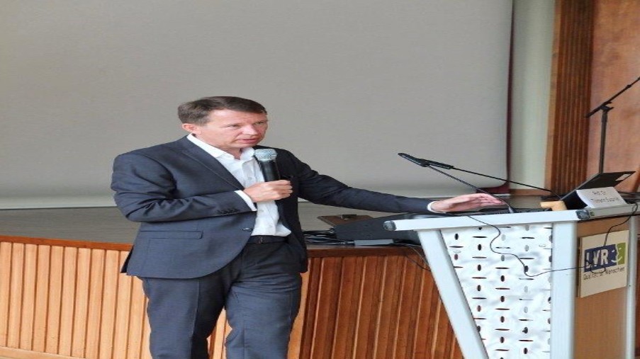 Herr Suprian steht auf der Gender Fachtagung am Rednerpult