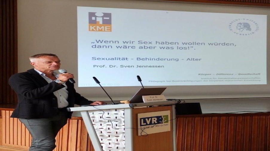 Referent steht auf der Gender Fachtagung am Rednerpult