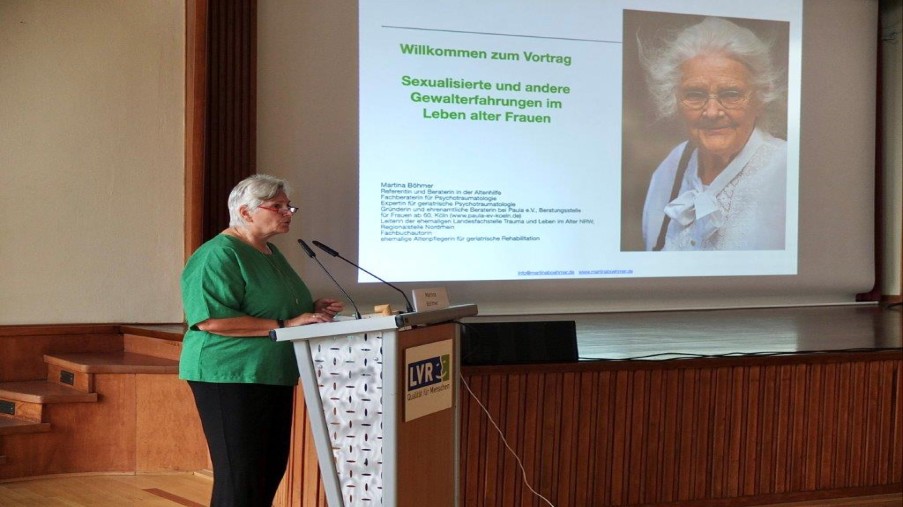 Refernt steht auf der Geder Fachatgung am Rednerpult